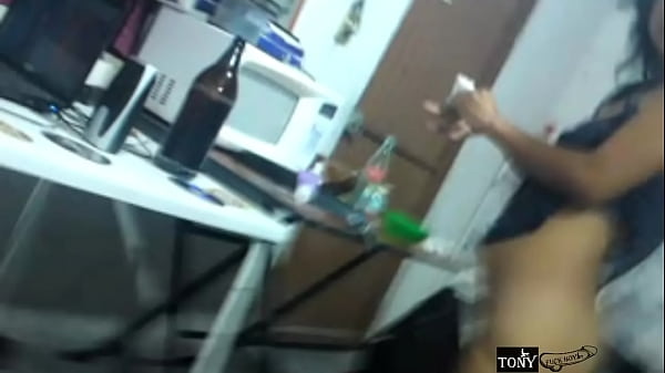 Io e il mio compagno abbiamo bevuto qualche drink e quando meno me lo aspettavo ha iniziato a mettergli la vitamina nel culo... in quel momento ho capito. "È un venerdì anale e il comare lo sa"