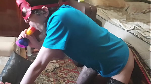 变装者肛交与骑乘假阳具